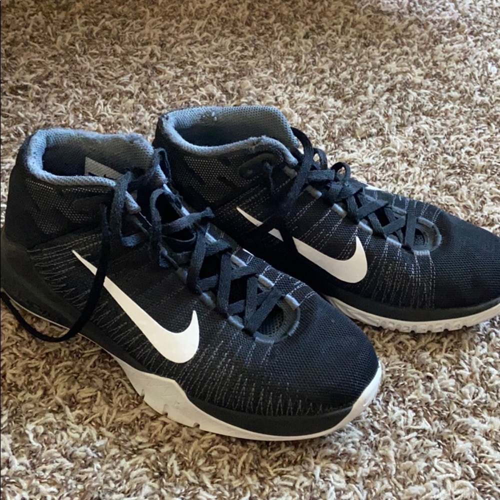 Basketball shoes